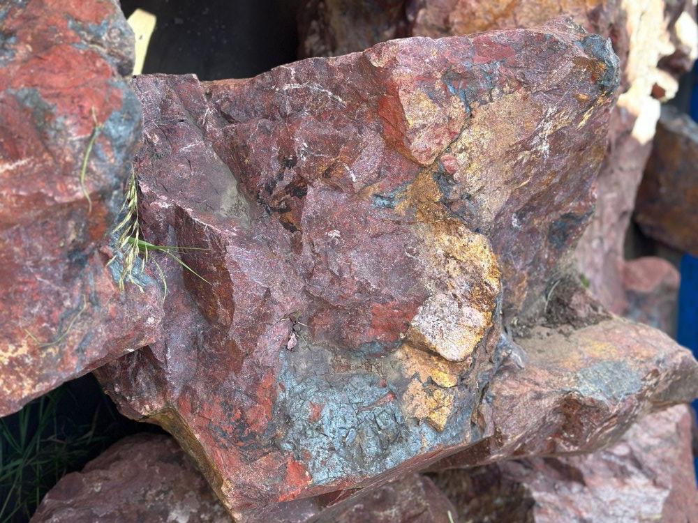 Камни для ландшафтного дизайна красно-фиолетовые 10-60 килограмм купить в Куйбышеве