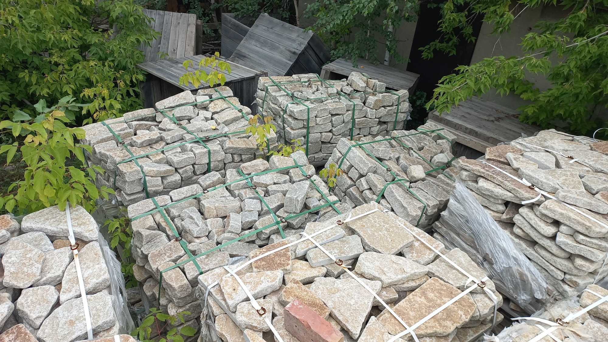 Плитняк галтованный гранитный для ландшафтного дизайна купить в Куйбышеве