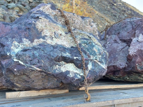 Огромные красно-фиолетовые валуны для ландшафтного дизайна весом более 5 тонн купить в Куйбышеве