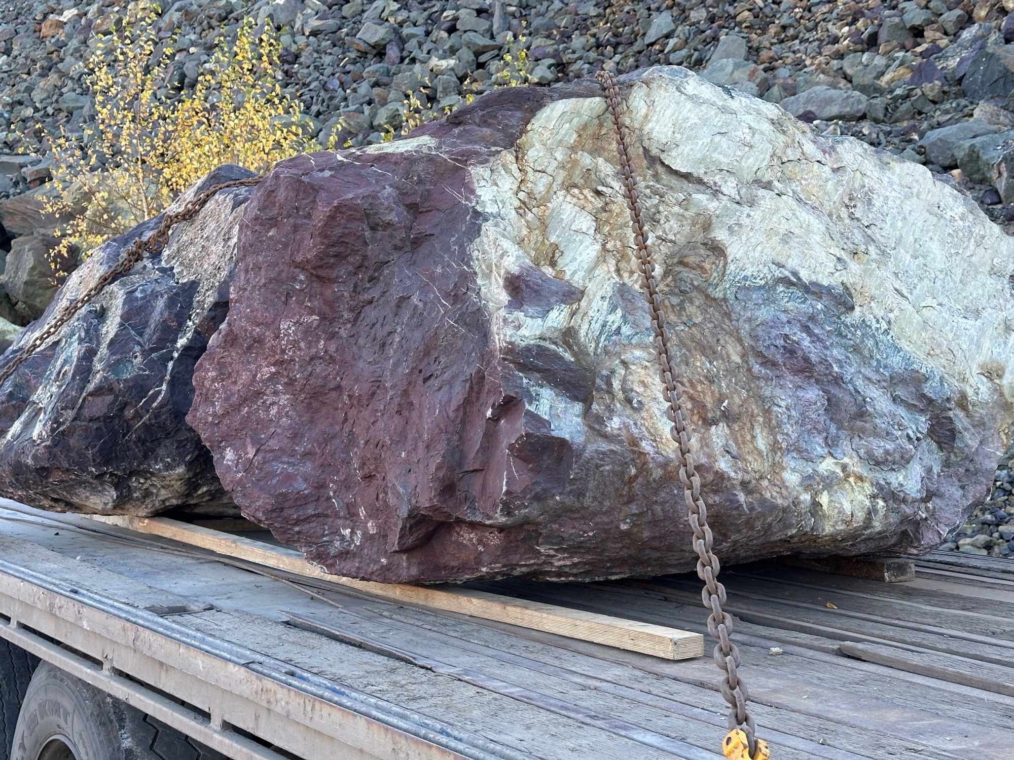 Огромные красно-фиолетовые валуны для ландшафтного дизайна весом более 5 тонн купить в Куйбышеве