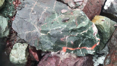 Гигантские зелёные валуны для ландшафтного дизайна весом более 5 тонн купить в Куйбышеве