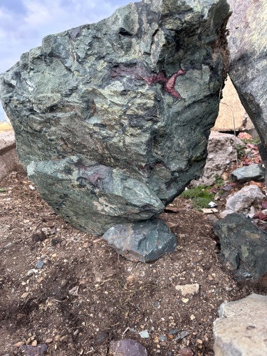 Гигантские зелёные валуны для ландшафтного дизайна весом более 5 тонн купить в Куйбышеве