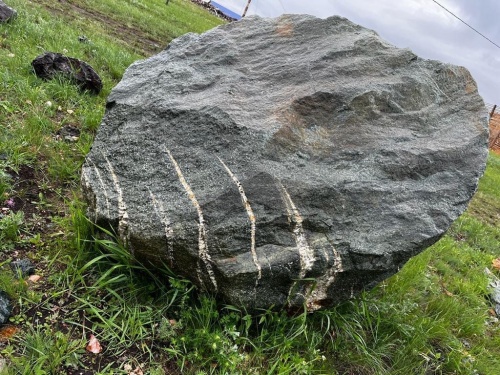 Гигантские зелёные валуны для ландшафтного дизайна весом более 5 тонн купить в Куйбышеве