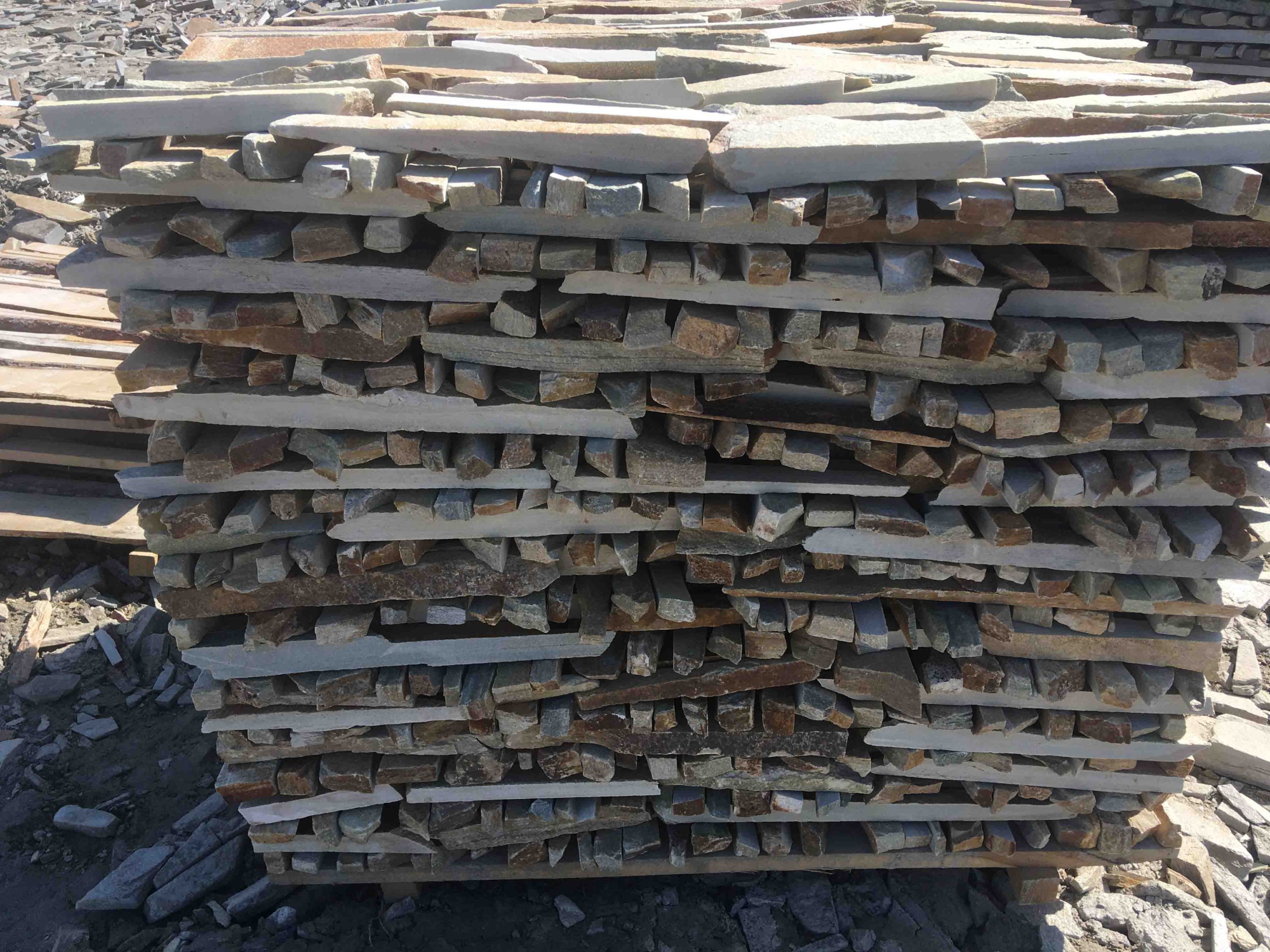 Горбушка златолит золотистый для облицовки купить в Куйбышеве