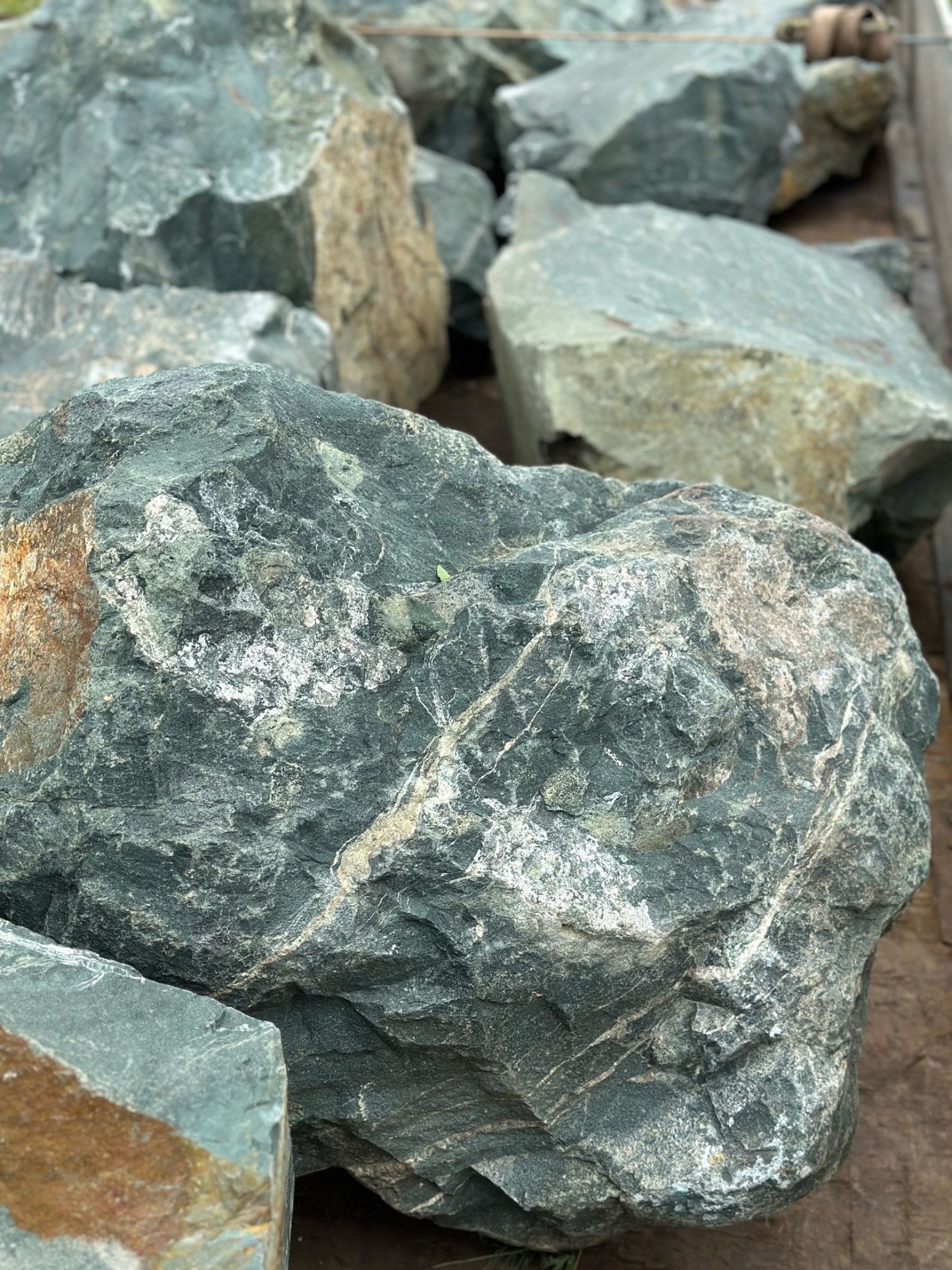 Камни для ландшафтного дизайна зелёные 10-60 килограмм купить в Куйбышеве