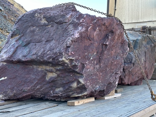 Огромные красно-фиолетовые валуны для ландшафтного дизайна весом более 5 тонн купить в Куйбышеве