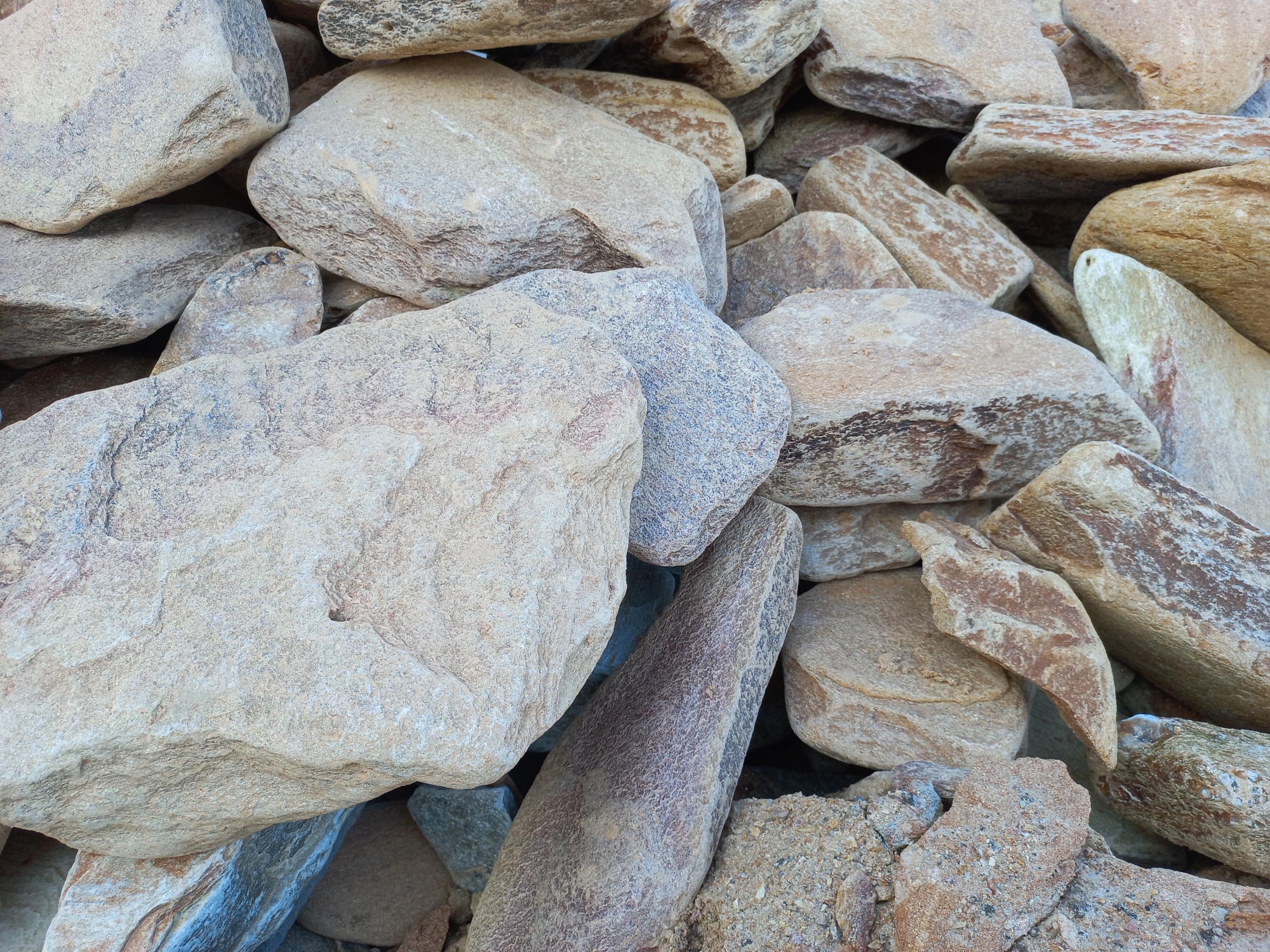 Златолит жёлтый, жёлто-зелёный глыбки и валуны для ланшафтного дизайна купить в Куйбышеве