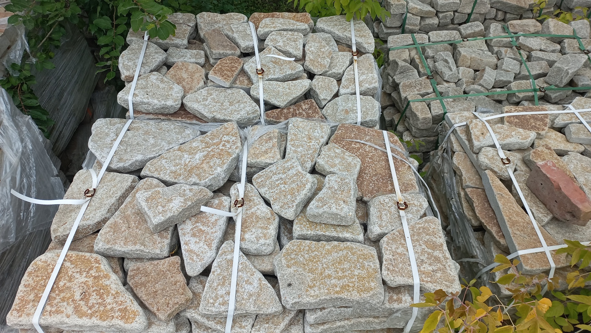 Гранитный плитняк галтованный для мощения купить в Куйбышеве